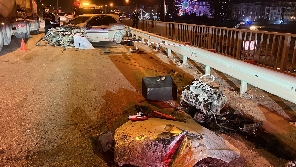 Kazada motoru yerinden fırlayan otomobilin sürücüsü ağır yaralandı