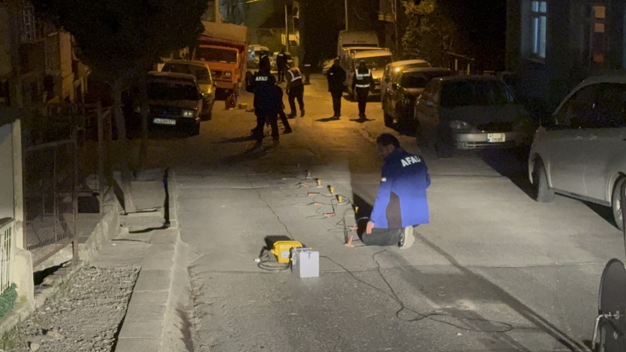 Gebze’de 7 katlı binanın çökmesinin ardından zeminin tomografisi santim santim çekiliyor