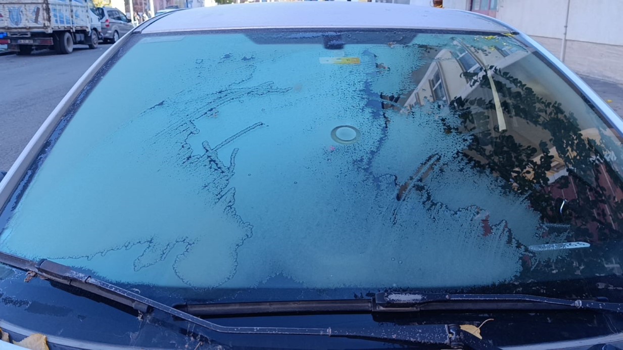 Kars buz kesti, araç camları dondu