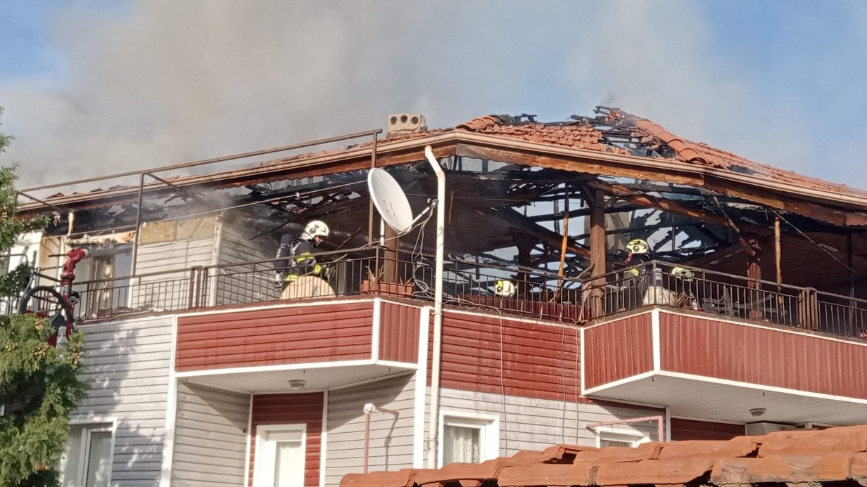 Denizli’de bir binanın çatısından başlayan yangında 5 kişi kurtarıldı