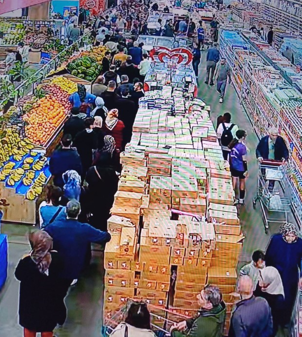 Hamsinin kilosu 50 liraya düştü, vatandaşlar markete akın etti