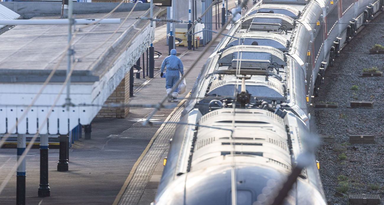 İngiltere polisi: "Tren saldırısı terör eylemi değil, gözaltına alınanlar İngiliz"