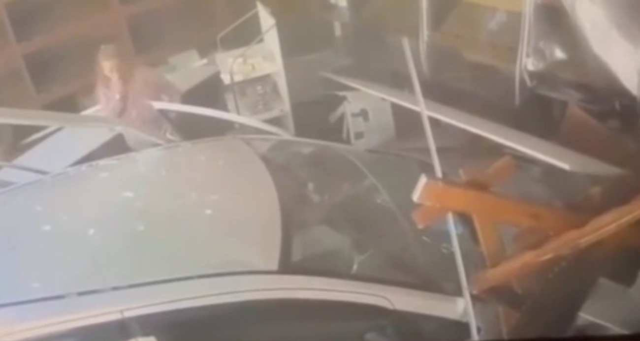 Fırına dalan otomobil ortalığı savaş alanına çevirdi