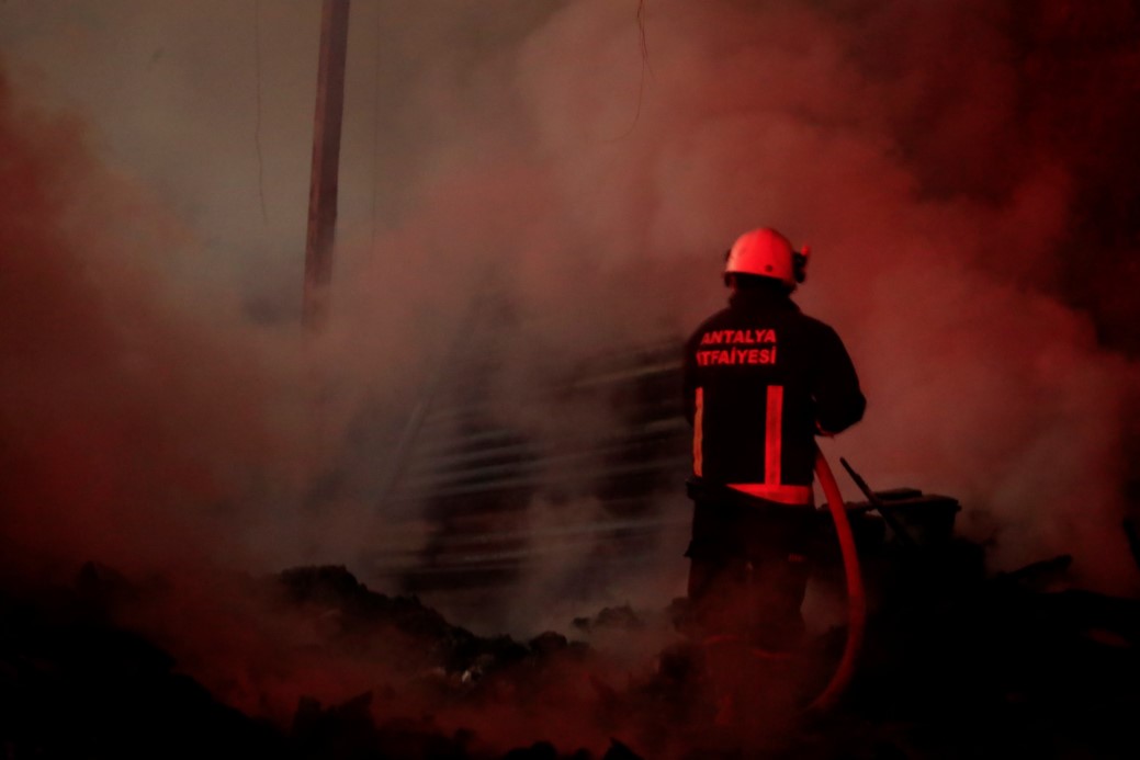 Antalya’da paketleme fabrikası alev alev yandı