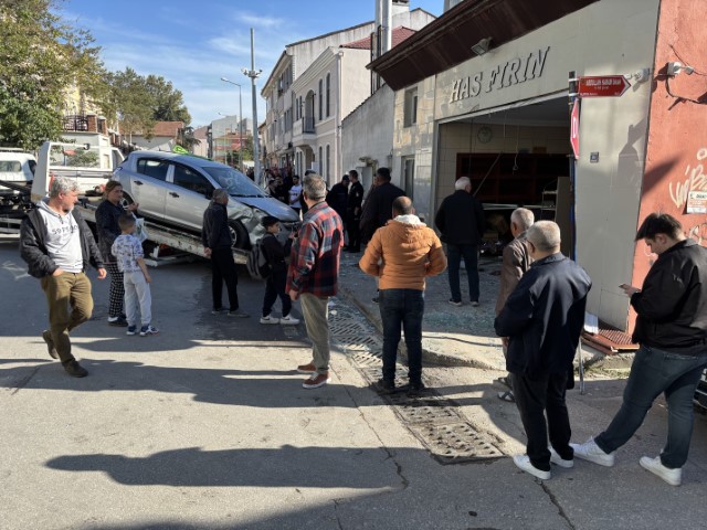 Fırına dalan otomobil ortalığı savaş alanına çevirdi... O anlar kamerada