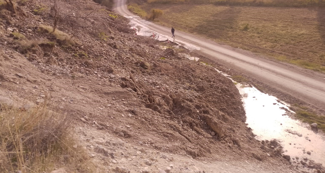 Ankara’da toprak kayması meydana gelen yol trafiğe kapatıldı
