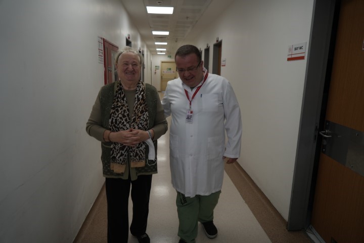 Kemik erimesine dikkat: 76 yaşındaki hasta, omurga kırığı ağrılarını fıtığa bağladı