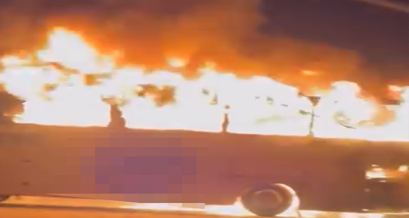 Alev topuna dönen yolcu otobüsü tamamen yandı