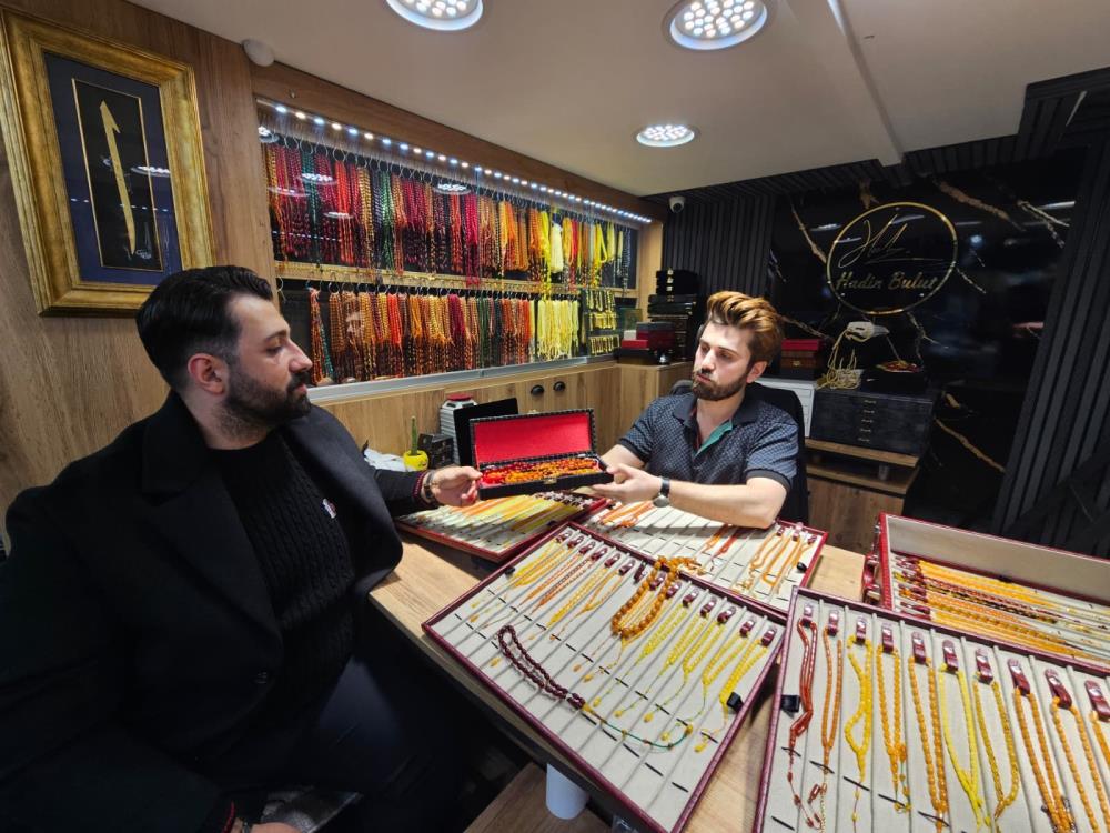 Tespih aşkı sınır tanımadı: 1 milyon 600 bin liralık Osmanlı kehribarı aldı