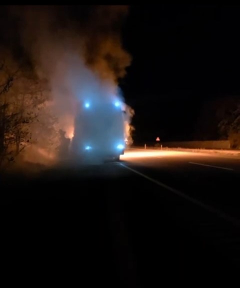 Alev topuna dönen yolcu otobüsü tamamen yandı