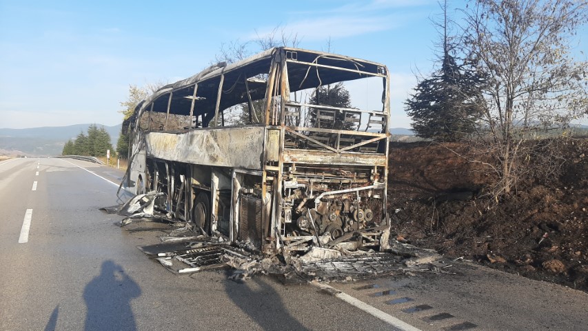 Alev topuna dönen yolcu otobüsü tamamen yandı