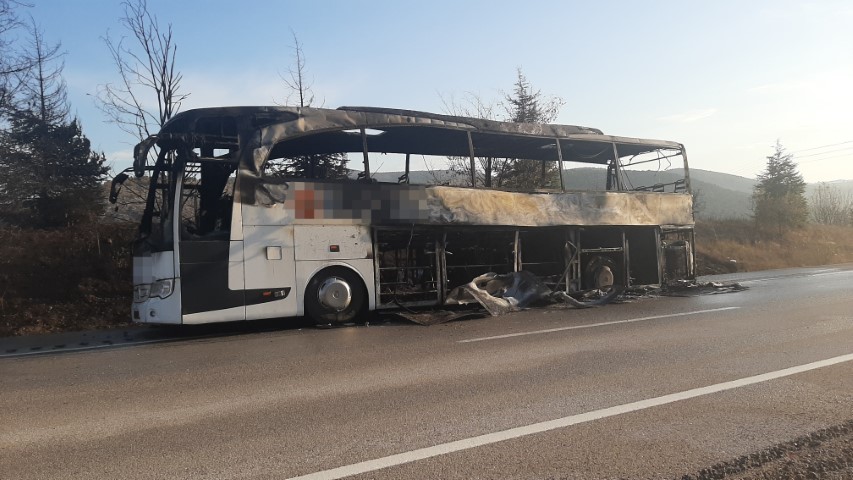 Alev topuna dönen yolcu otobüsü tamamen yandı