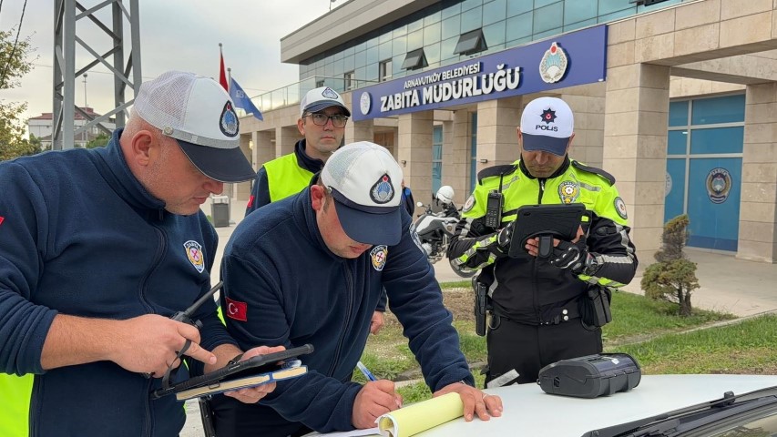 Arnavutköy’de kaldırıma çıkan otomobil tehlike saçtı