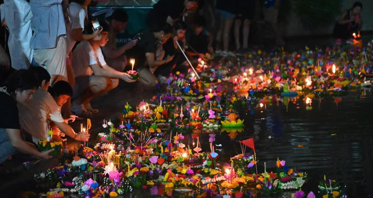 Tayland'da Yüzen Fener Festivali