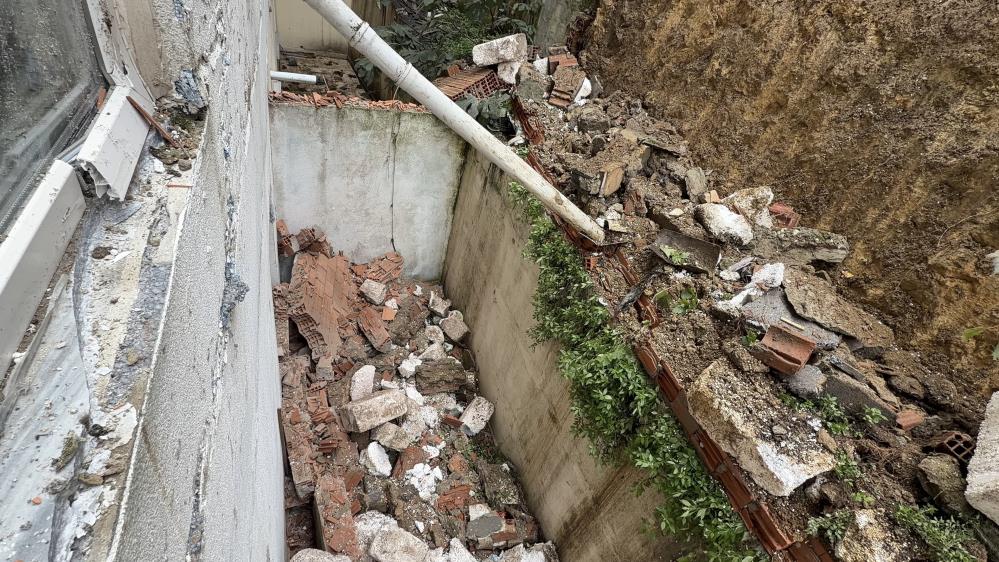 Arnavutköy’de iki bina arasındaki istinat duvar çöktü