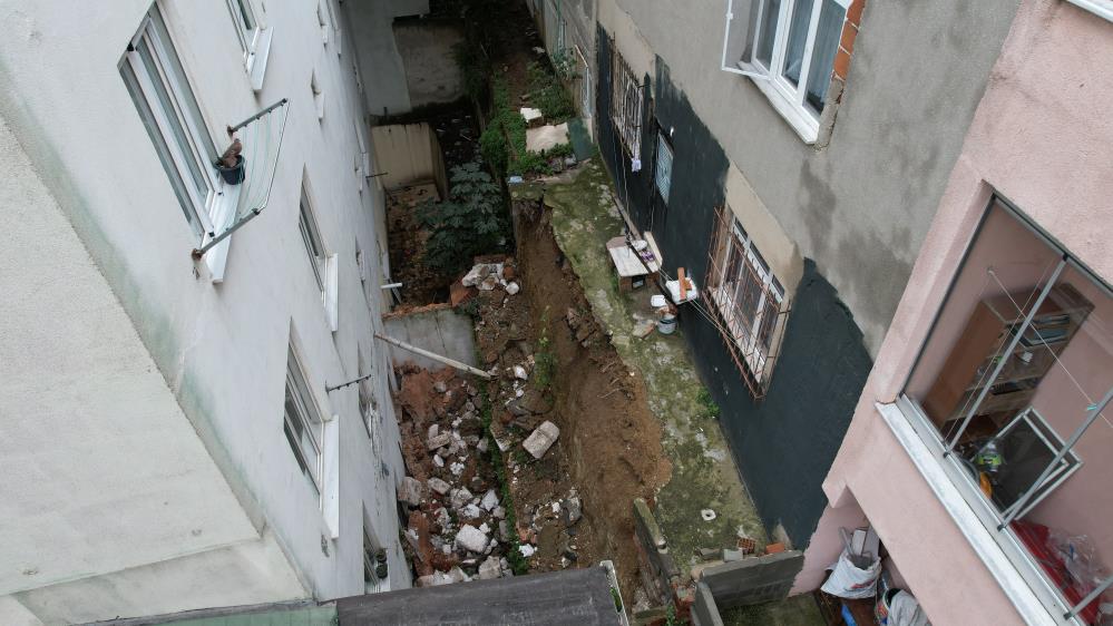 Arnavutköy’de iki bina arasındaki istinat duvar çöktü