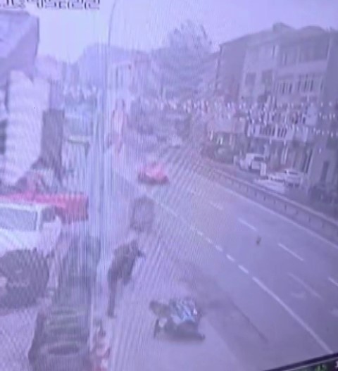 Ümraniye’de ilginç kaza kamerada: Sürücüsüz motosikletin çarpmasından kıl payı kurtuldu