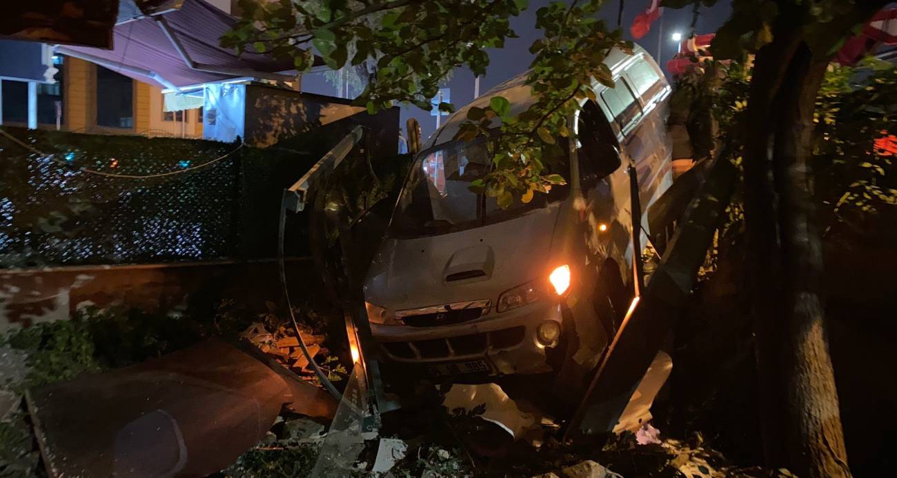 Virajı alamayan iki araç çarpıştı, panelvan evin bahçesine girdi: 1 yaralı