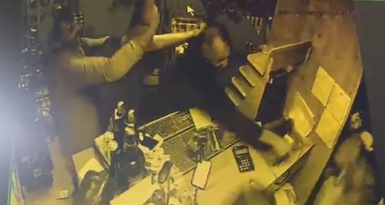 Tekel büfeyi basıp demir sopalarla darbettiler