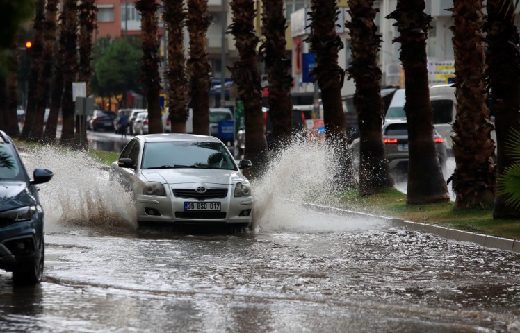Antalya’da şiddetli yağış ve yıldırımlar etkili oldu
