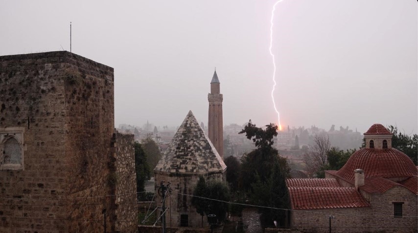Antalya’da şiddetli yağış ve yıldırımlar etkili oldu