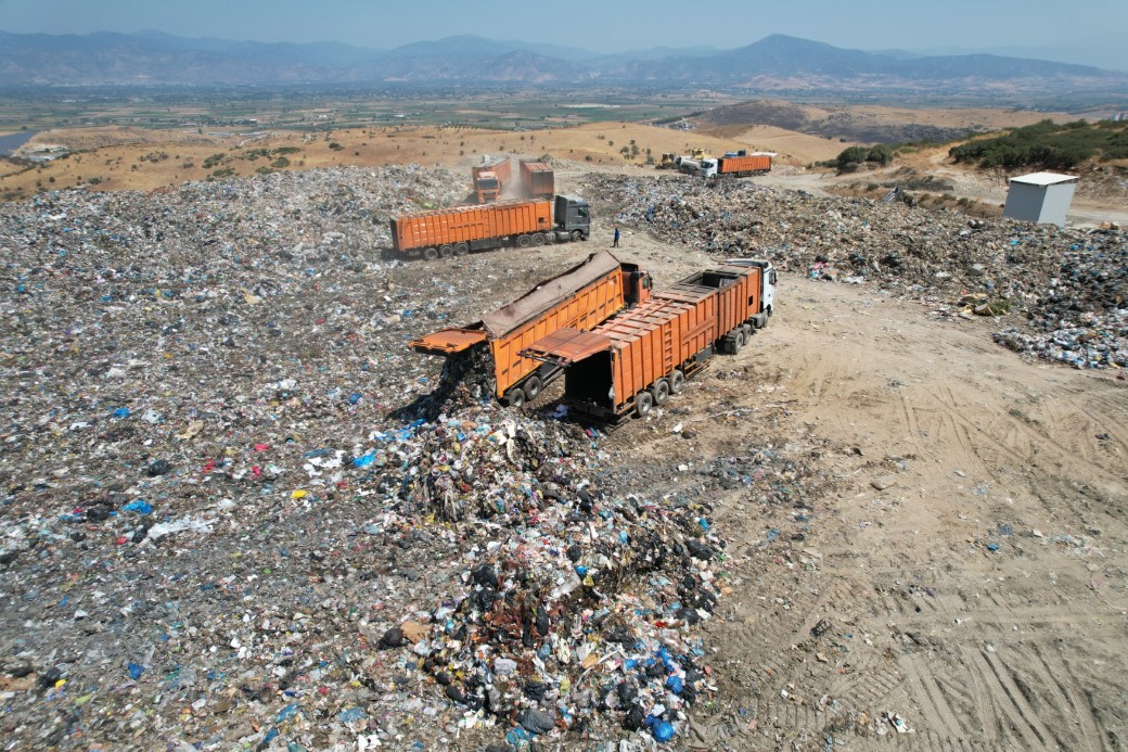 İzmir’de çöp krizi sinek istilasına dönüştü, şehir dört koldan ilaçlanıyor