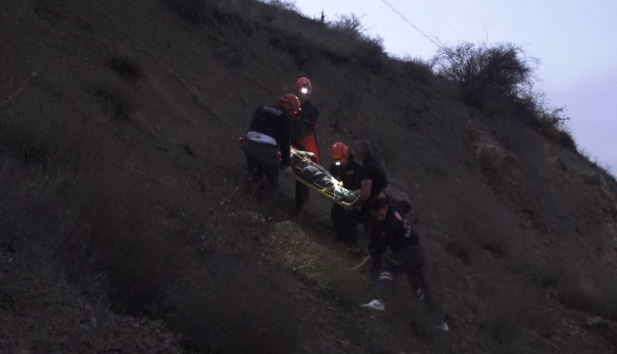 Gümüşhane’de arkadaşıyla gezintiye çıkan erkek hemşire kayalıklardan düştü
