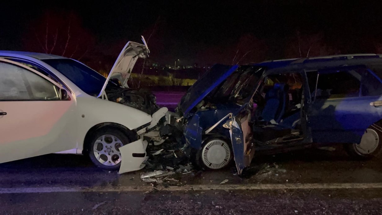 İki araç kafa kafaya çarpışt: 3’ü çocuk 9 yaralı!