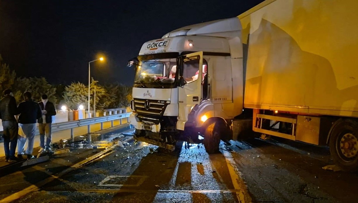 Tır bariyerlere çarptı, Tekirdağ-İstanbul yolu trafiğe kapandı