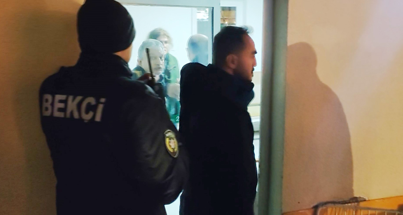 Anne ve baba, avukat kızlarını taksi durağına kilitledi