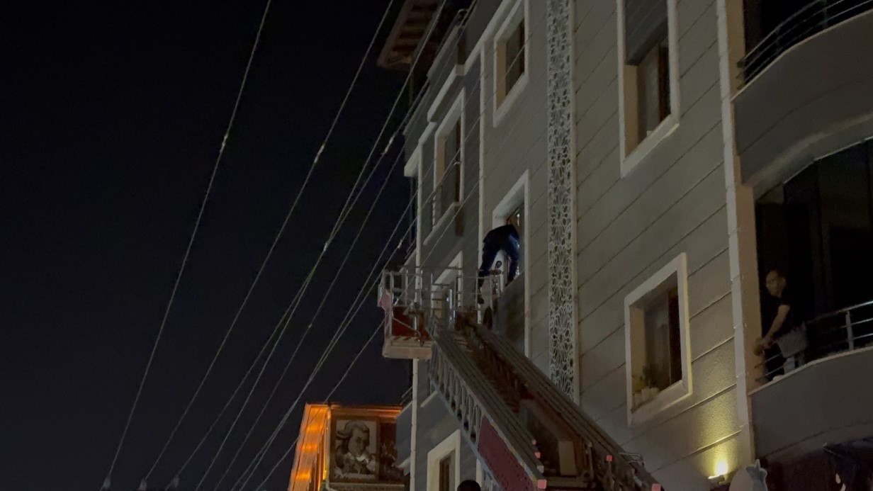 Yangında evde mahsur kalan bebek için itfaiye ekipleri zamanla yarıştı