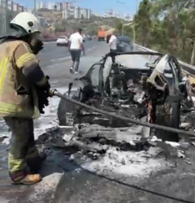 Elektrikli kabus: 18 milyonluk Porsche alev aldı, iş adamı canını zor kurtardı