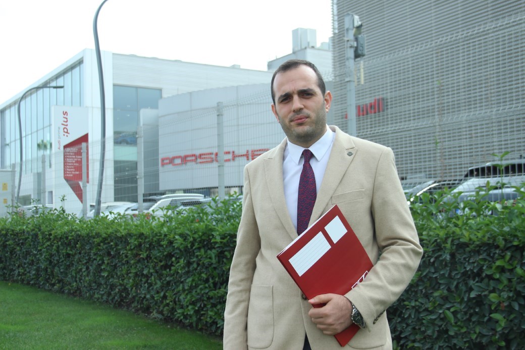 Elektrikli kabus: 18 milyonluk Porsche alev aldı, iş adamı canını zor kurtardı