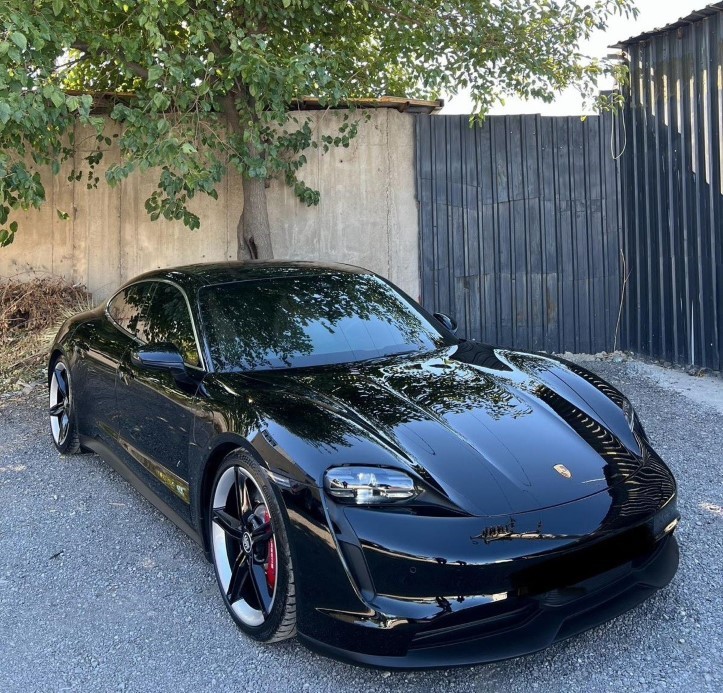 Elektrikli kabus: 18 milyonluk Porsche alev aldı, iş adamı canını zor kurtardı