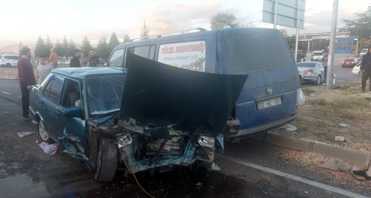 Isparta’da kamyonetle çarpışan otomobil hurdaya döndü: 2 yaralı