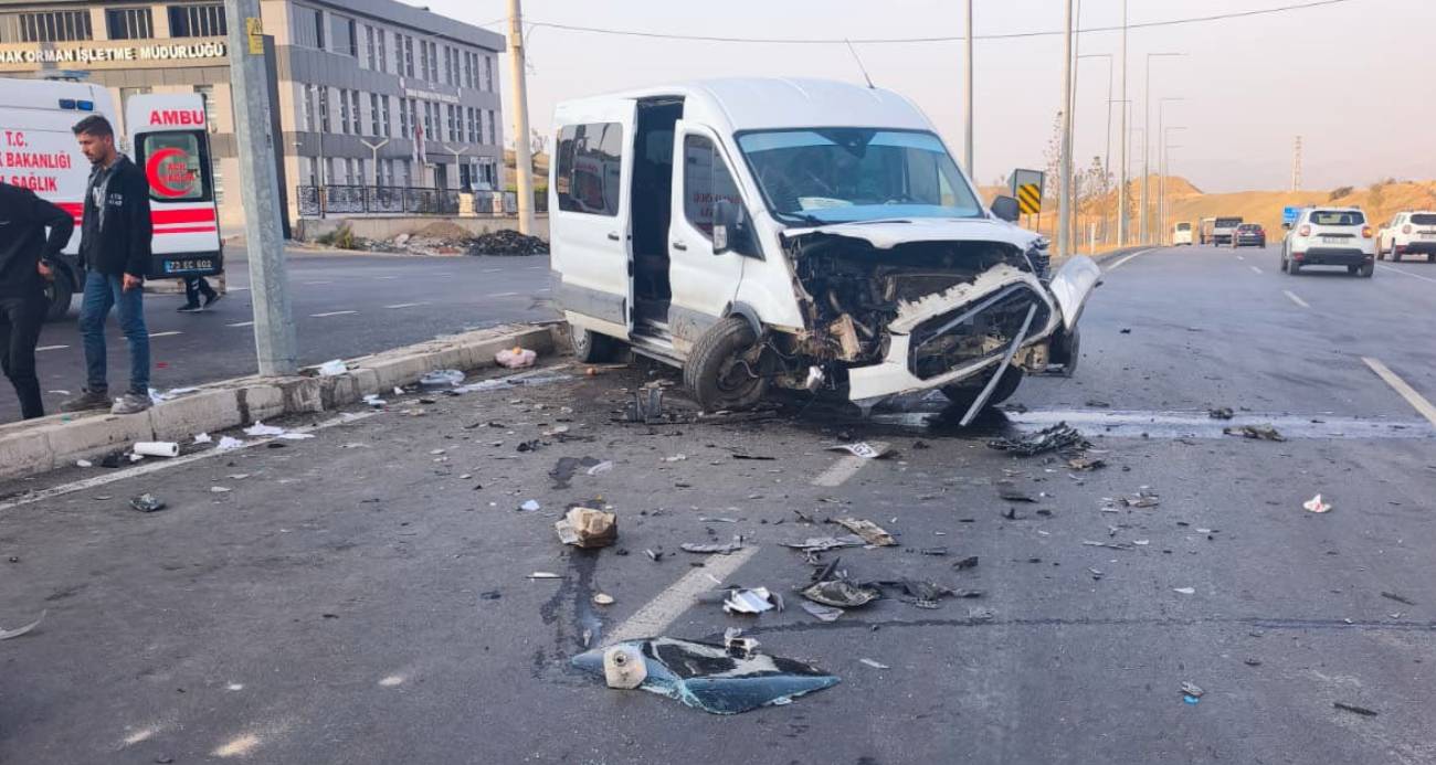 Şırnak’ta minibüsü ile hafif ticari araç çarpıştı: 19 yaralı