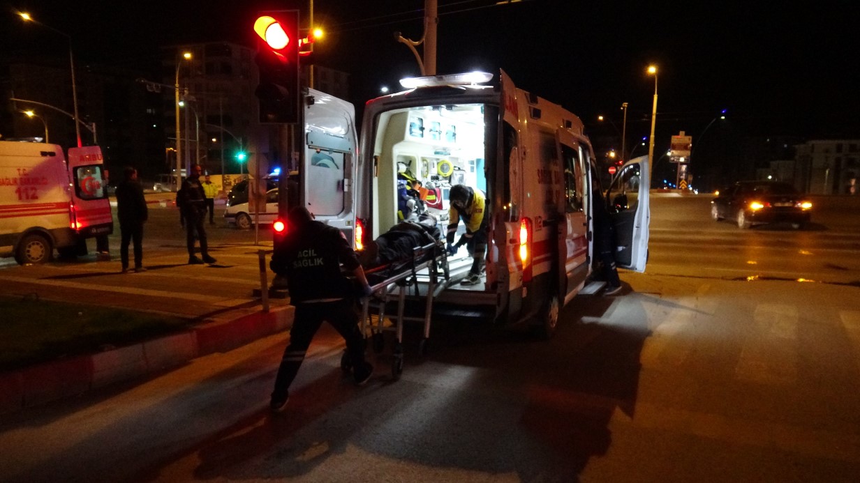 Kazaya karışan sürücü aracı bırakıp kaçtı: 3 yaralı