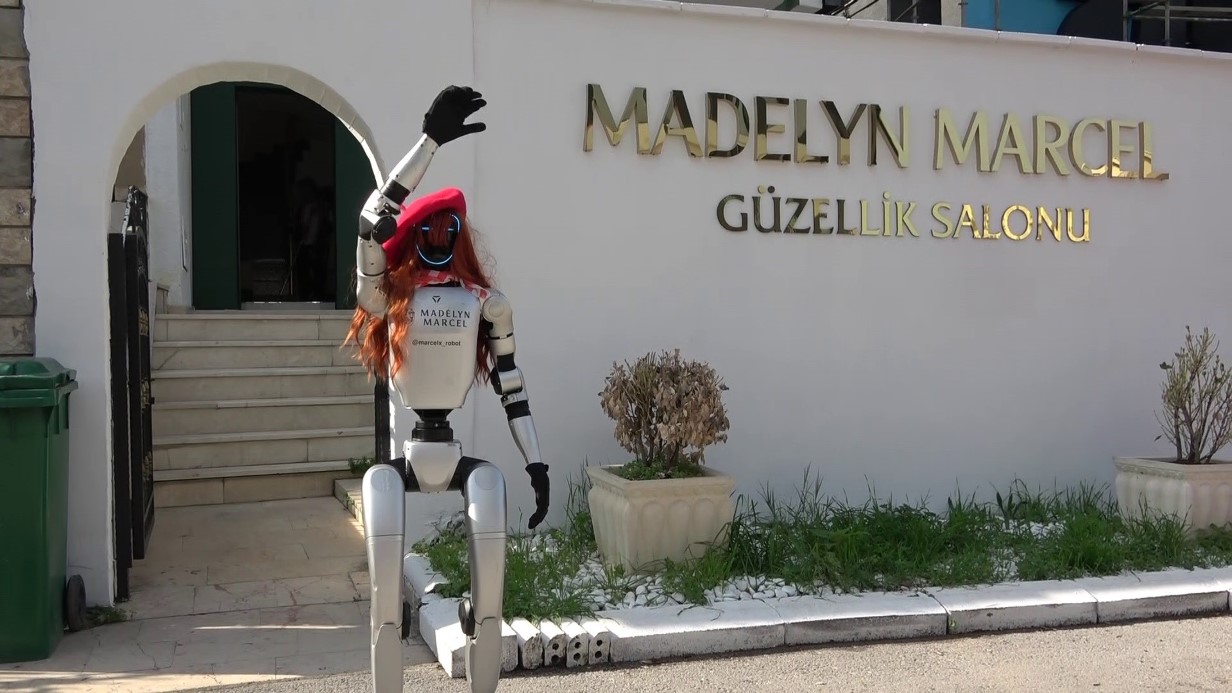 Bursa’da güzellik merkezine robot işçi mesaiye başladı