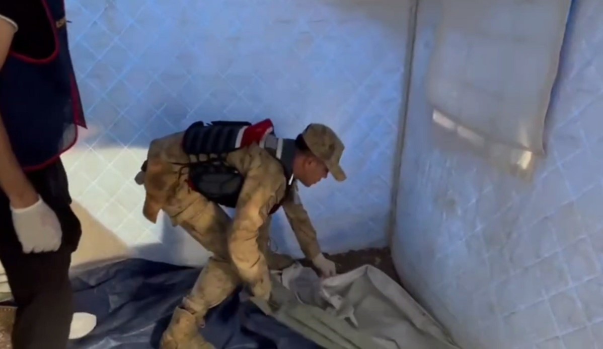 Pes dedirten uyanıklık, uyuşturucu bulunan kovayı deprem çadırının içerisinde toprağa gömdü