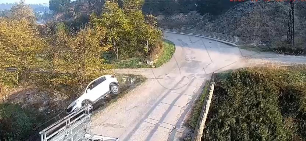 Çocuğun kullandığı otomobilin köprüden çaya uçtuğu kaza kamerada