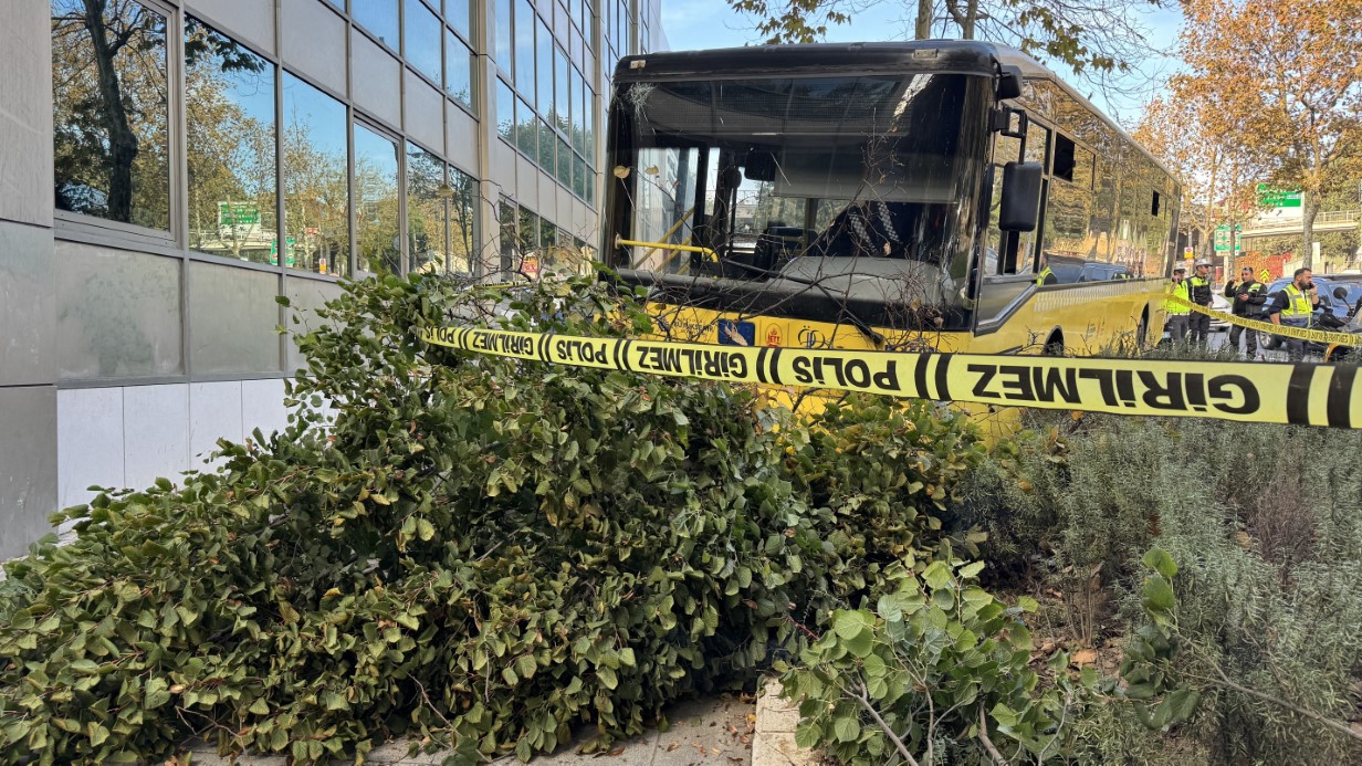 Beşiktaş’ta İETT şoförü kalp krizi geçirdi, kaldırıma çıktı