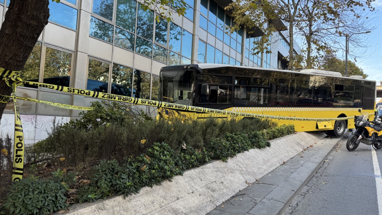 Beşiktaş’ta İETT şoförü seyir halindeyken kalp krizi geçirdi