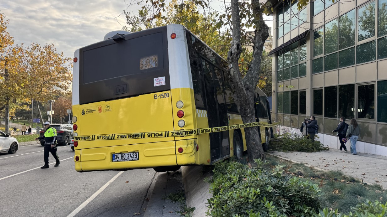Beşiktaş’ta İETT şoförü seyir halindeyken kalp krizi geçirdi