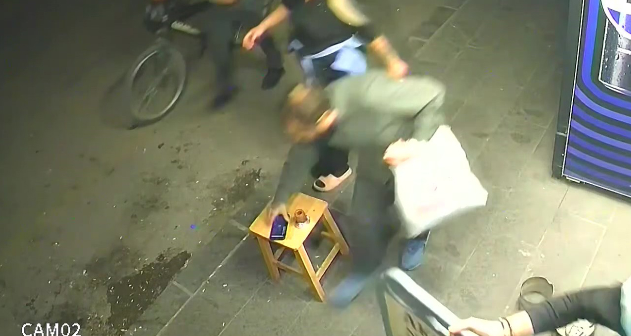 Çekirdek çitlerken telefonu çaldı: "Şeytana uydum" dedi