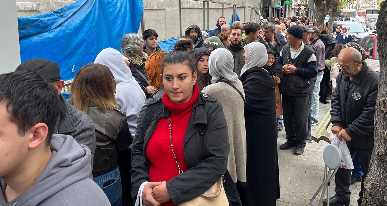 TOKİ başvurusu yapmak isteyen vatandaşlar yüzlerce metre kuyruk oluşturdu