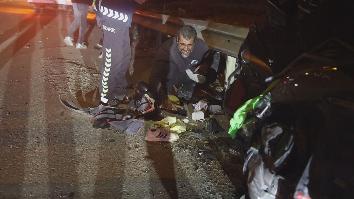 Kazada ölen 17 yaşındaki yeğeninin eşyalarını gözyaşlarıyla topladı