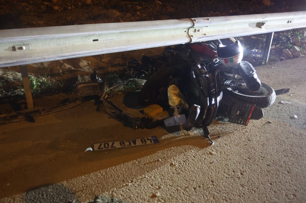 Kazada ölen 17 yaşındaki yeğeninin eşyalarını olay yerinde gözyaşlarıyla topladı