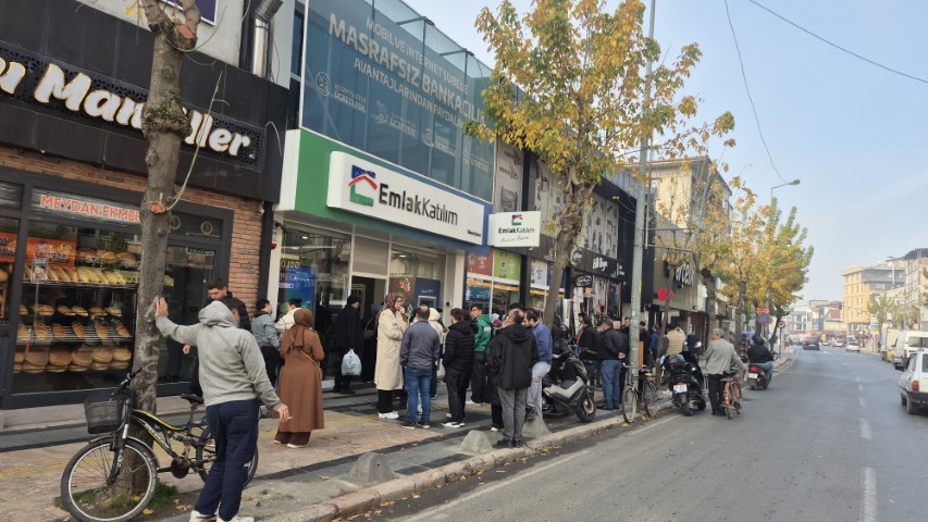 TOKİ başvurusu yapmak isteyen vatandaşlar yüzlerce metre kuyruk oluşturdu