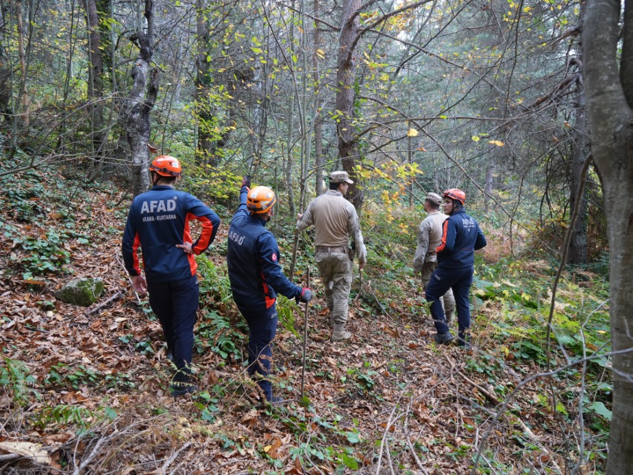 Ekipler 1 kilometrelik alanda köpeklerle kayıp anne ve oğlunu arıyor