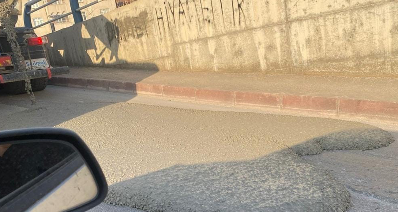Elazığ’da mikserden taşan beton asfalt yola döküldü